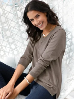 V-Ausschnitt-Pullover mit Biesen vorne