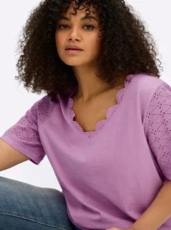 V-Shirt mit Lochstickereien und Muschelsaumkante