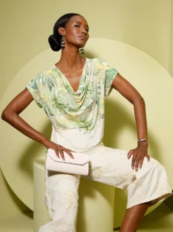 Wasserfallshirt mit platziertem Druckmuster