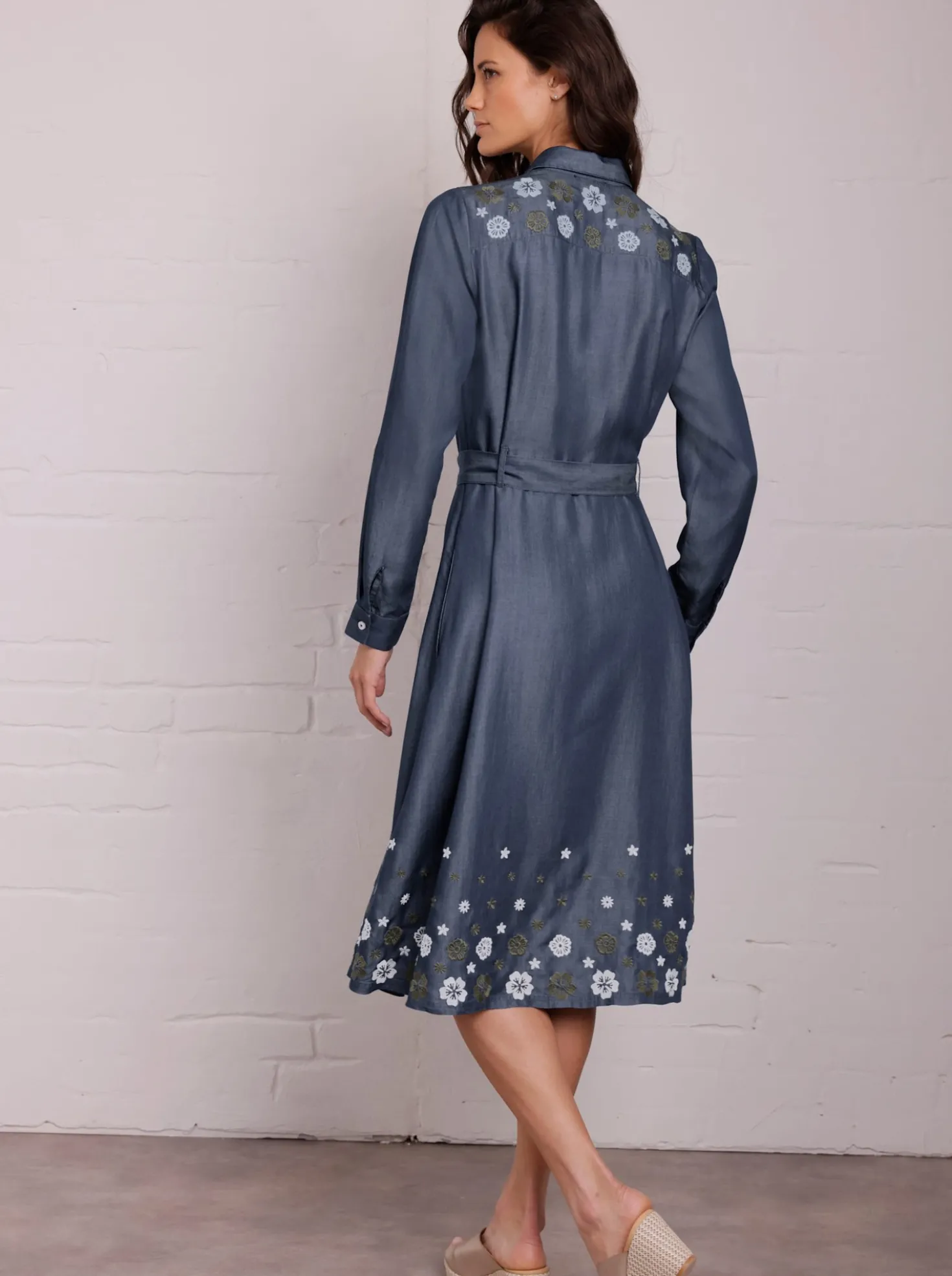 Webkleid mit Blüten-Stickerei