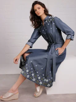 Webkleid mit Blüten-Stickerei