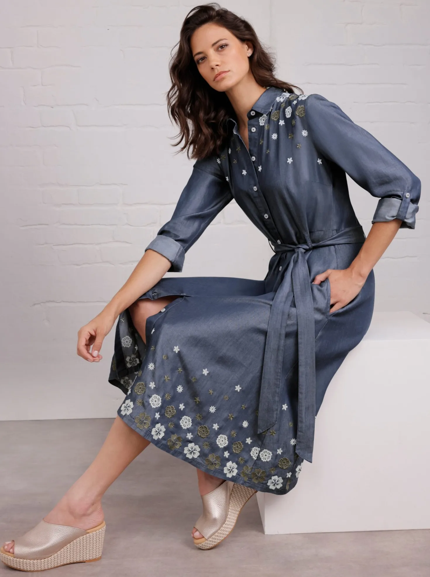 Webkleid mit Blüten-Stickerei