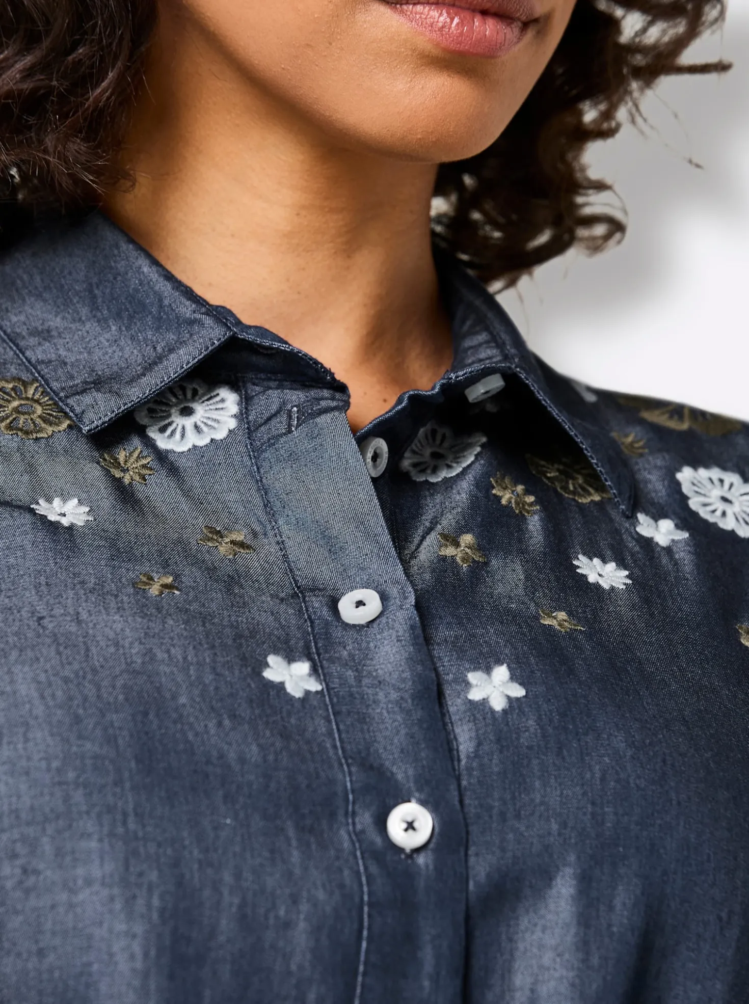 Webkleid mit Blüten-Stickerei