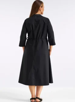Wickelkleid mit asymmetrischem Saum