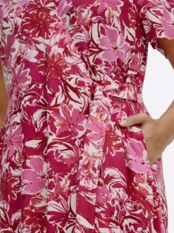 Wickelkleid mit Volant am Saum