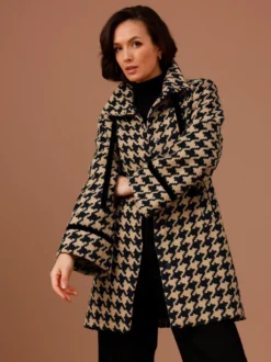Wolljacke mit Samt-Verzierungen