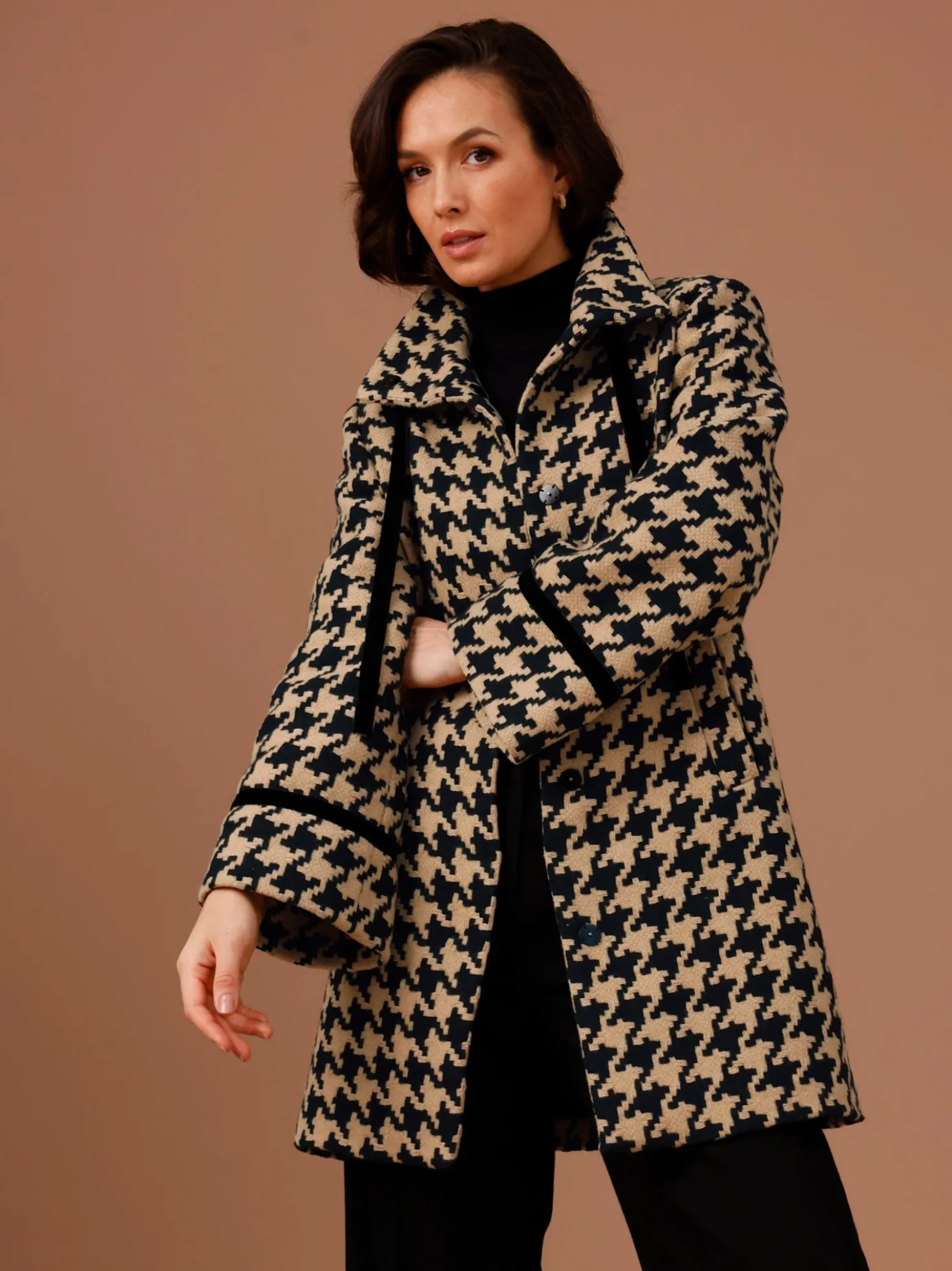 Wolljacke mit Samt-Verzierungen