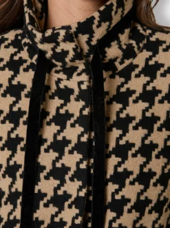 Wolljacke mit Samt-Verzierungen