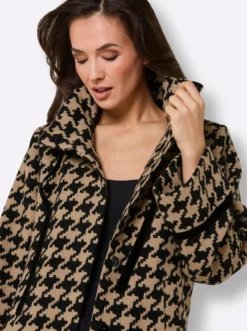 Wolljacke mit Samt-Verzierungen