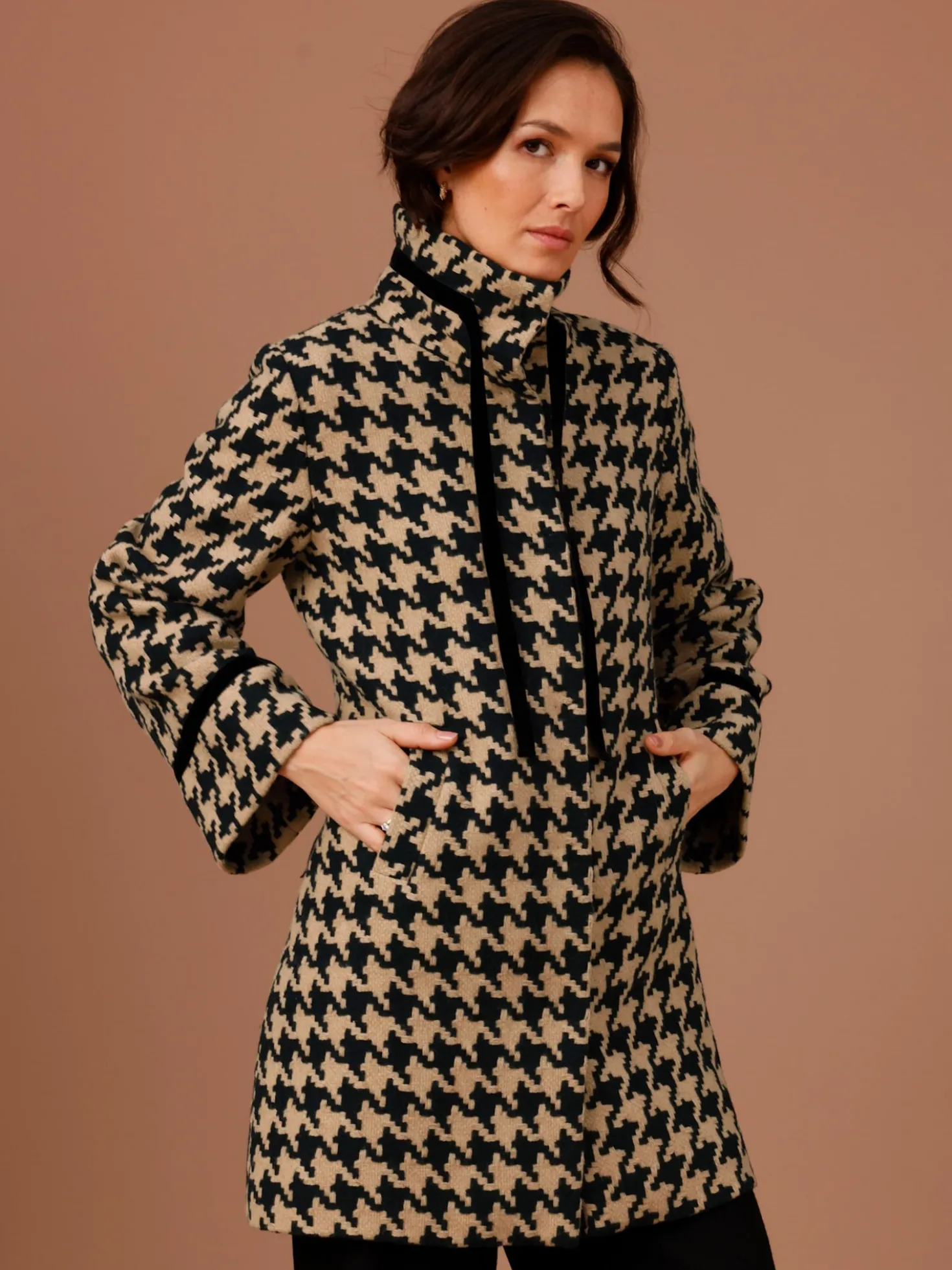 Wolljacke mit Samt-Verzierungen